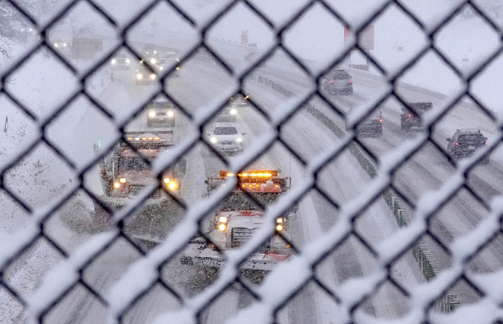 美国22日出现暴风雪天候，中西部犹他州盐湖城州际公路积雪严重，除雪车来回清理积雪。（图／美联社）(photo:ChinaTimes)