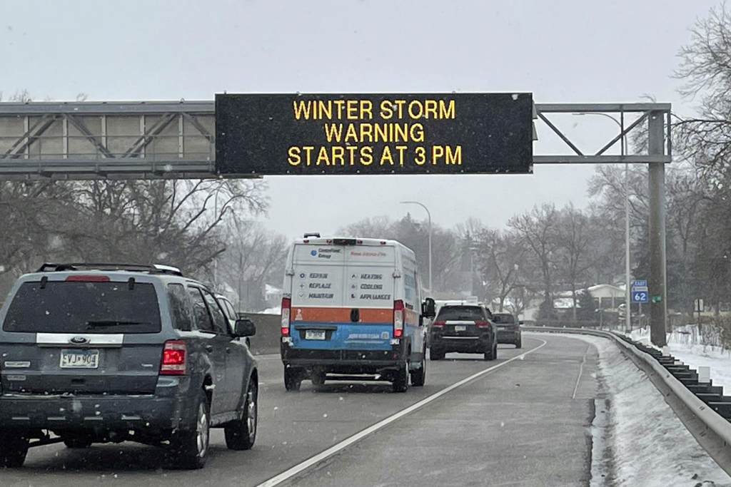 美国明尼阿波利斯圣保罗国际机场附近的高速公路告示板，22日显示暴风雪告警讯息。（图／美联社）(photo:ChinaTimes)