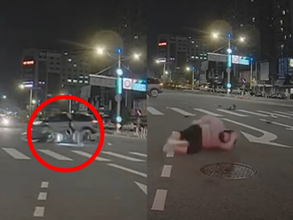 驚悚！20歲男騎士闖紅燈遭轎車撞擊 人車噴飛翻滾十公尺