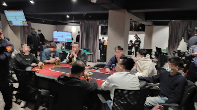 台北市中山分局与刑警大队接获线报后，连日监控，昨天晚间前往突击搜索，现场查获有德州扑克、百家乐及麻将等赌桌赌具，并将现场负责人、工作人员还有赌客共117人，漏夜侦办。（简铭柱翻摄）