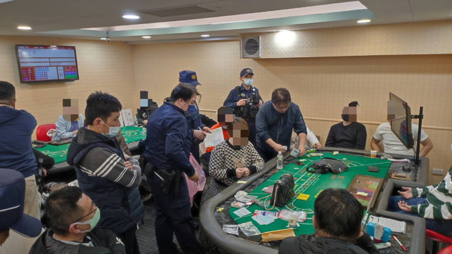 台北市中山分局与刑警大队接获线报后，连日监控，昨天晚间前往突击搜索，现场查获有德州扑克、百家乐及麻将等赌桌赌具，并将现场负责人、工作人员还有赌客共117人，漏夜侦办。（简铭柱翻摄）