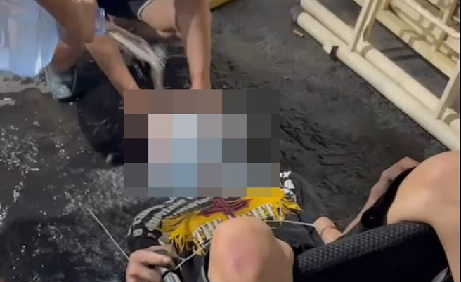 男子遭灌水凌虐。（简铭柱翻摄）