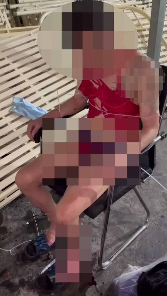 吴姓犯嫌等人因窝里反凌虐同伙，男的遭逼穿女性内衣然后遭毒打的画面。（简铭柱翻摄）