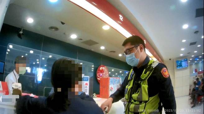 廖姓妇人听信诈团前往银行欲匯款投资，警方获报及时成功阻诈。（警方提供／陈淑娥台中传真）