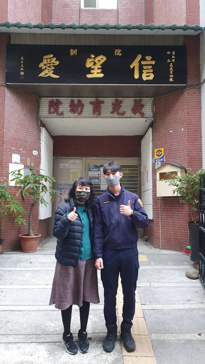 有洋葱！万华警遭醉女咬伤，获和解金捐育幼院：想给孩子加菜。(警方提供)