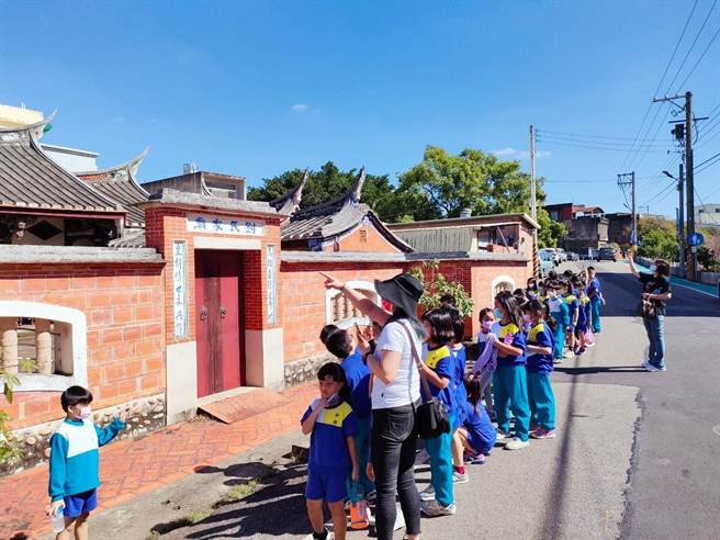 新星国小透过社区走读地图，带领孩子走入当地新埔镇3街6巷8宗祠。（新竹县府提供／邱立雅竹县传真）