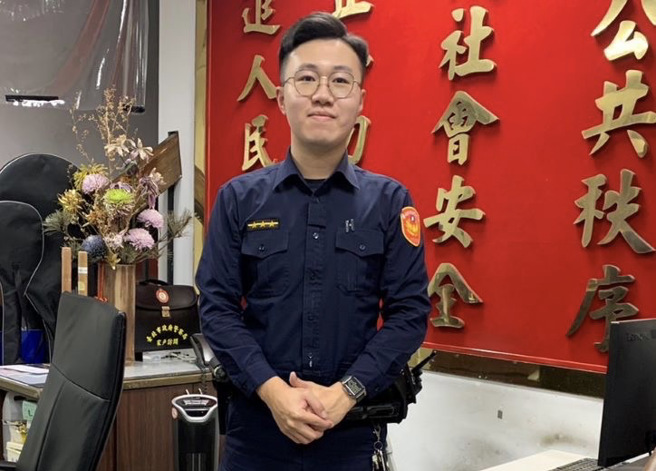 內湖派出所警員林書銘在便利超商內尋獲離家少女。（簡銘柱翻攝）