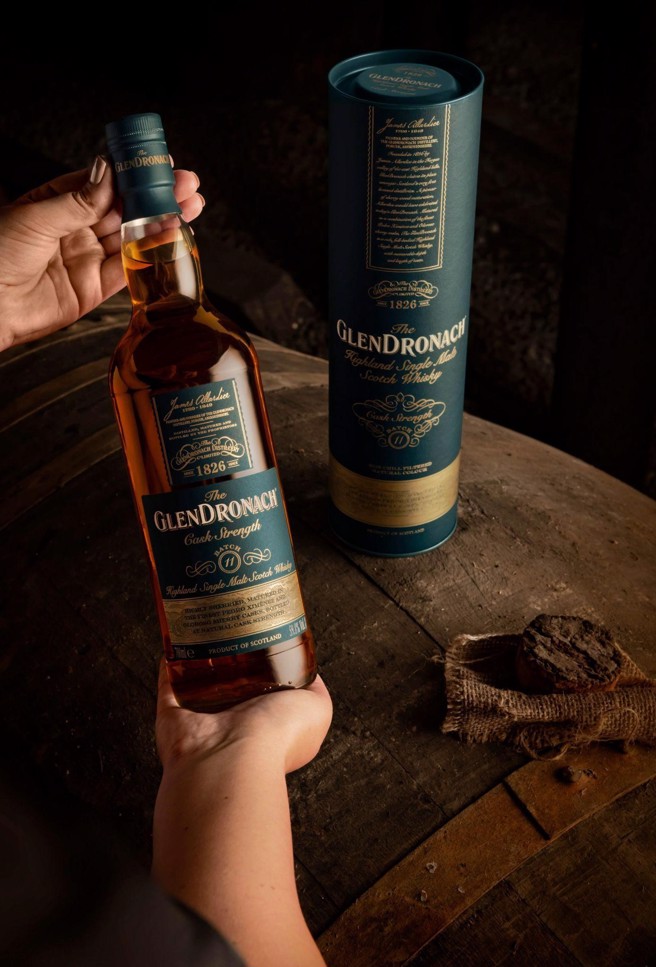 兰多纳桶装强度原酒第11批次，浑然天成的深古铜色泽，蕴含丰富层次风味，酒精浓度59.8%，建议零售价2520元。（图／美商百富门提供）