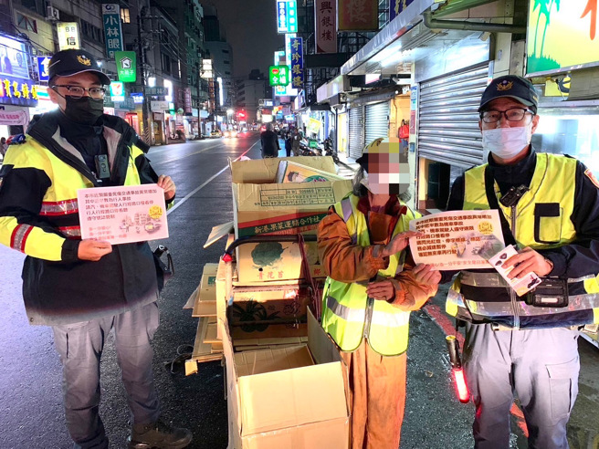 文山第二分局日前特地利用清晨、黄昏时段，于辖内公共场所、长者聚集处所实施交通安全宣导。（简铭柱翻摄）