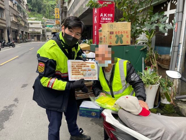 文山第二分局特地为年长者穿上反光背心。（简铭柱翻摄）