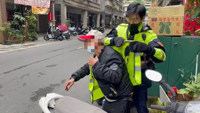 文山第二分局特地为年长者穿上反光背心。（简铭柱翻摄）