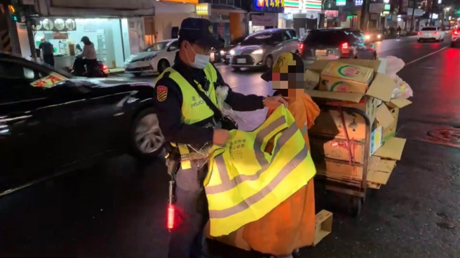 文山第二分局日前特地利用清晨、黄昏时段，于辖内公共场所、长者聚集处所实施交通安全宣导，主动发放闪光配件。（简铭柱翻摄）