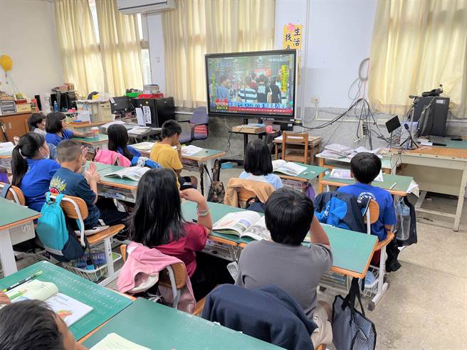 台东县政府今天表示，代理教师完整聘期自今年8月推行。学生上课示意照。（蔡旻妤摄）