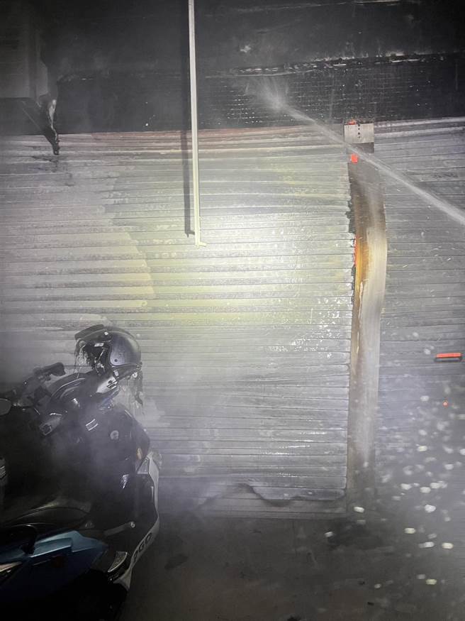 高雄市梓官区展宝路一栋透天厝，今天凌晨3时发生火警，消防人员线上指导成功救4命！(高雄市消防局提供／林雅惠传真)