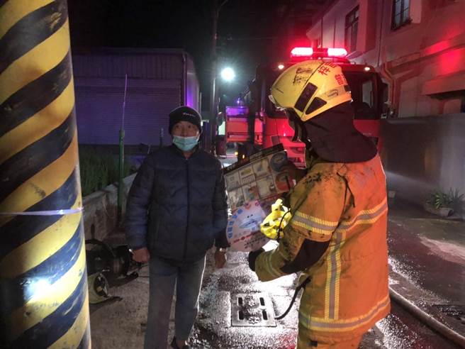 高雄市梓官区展宝路一栋透天厝，今天凌晨3时发生火警，消防人员线上指导成功救4命！(高雄市消防局提供／林雅惠传真)