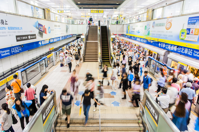 涉嫌偷拍的黄姓子利用电扶梯高低落差偷拍女子裙底风光。（图／示意图，达志影像）