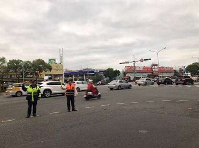 北市警局預估連假北市各鐵（公）路車站、轉運站、觀光遊憩景點將陸續湧現返鄉、購物及出遊人、車潮，為維護連假期間本市交通順暢及行車秩序。（簡銘柱翻攝）