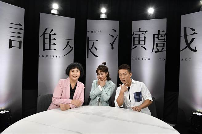 郭子乾（右一）与温贞菱在节目《谁来演戏之圆桌对谈》中分享拍摄时的心路歷程，左为主持人王琄。（镜电视提供）