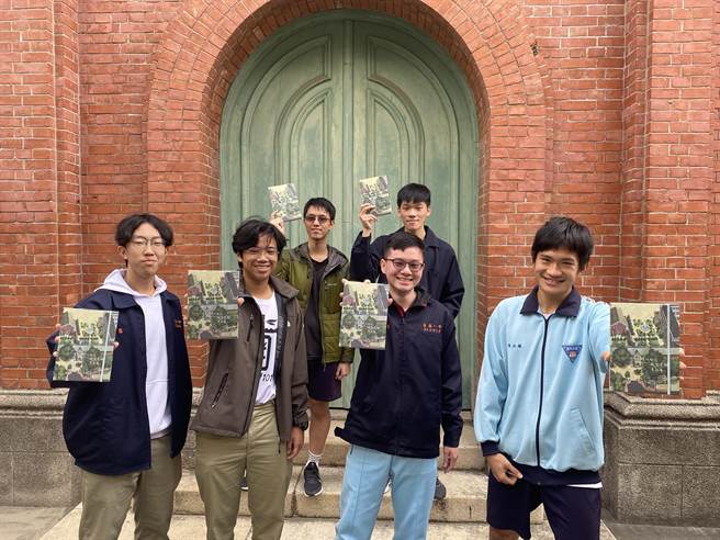 南一中7名学生学测满级分，陈佑曦（右）希望当医生治疗罹患阿兹海默合併帕金森氏症的爷爷。（曹婷婷摄）