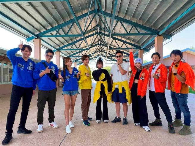 李子森（左起）、是元介、翁滋蔓、黄靖伦、峮峮、许孟哲、蔡黄汝、孙协志、王仁甫到屏东出外景。（中视提供）