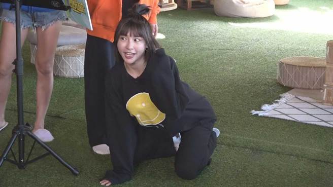 峮峮做出拍写真的情境动作。（中视提供）