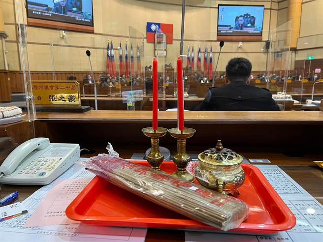 ▲基隆市議會開議，議員張之豪準備香爐等用品，批謝國樑「政教合一」，不尊重官員信仰自由。（摘自張之豪臉書／徐佑昇基隆傳真）