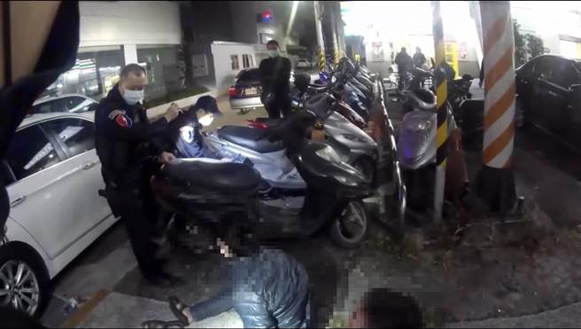 霹靂小組幹員查獲嫌犯丟棄毒品。（警方提供）