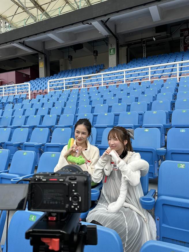 千千（左）与萌梓组队比食量。（PressPlay提供）