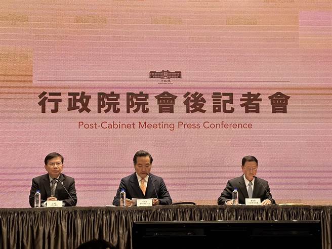 行政院今日拍板交通部提报的促进公共运输使用方案及加速扩大吸引国际观光客方案。（黄婉婷摄）