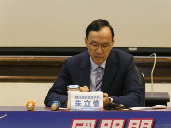 國民黨去年九合一選舉在台北市勝選，但台北市黨部主委黃呂錦茹卻因倦勤請辭，2月起即未再進市黨部辦公至今。台北市議員秦慧珠昨爆料，黨主席朱立倫前天已邀黃呂吃飯留人。朱今受訪說，大家請放心，相信黃呂會繼續領導台北市黨部。（周志豪攝）