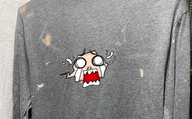 惊悚！天母街头遭泼「不明液体」，骑士惊见衣服烧破「好多洞」。(翻摄脸书靠北天母帮)