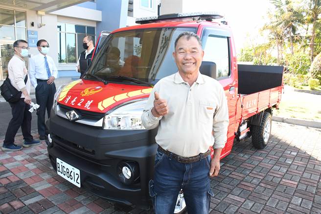 台东老农李清亮捐赠1辆四轮驱动车给消防局，为山区救援增添生力军。（庄哲权摄）