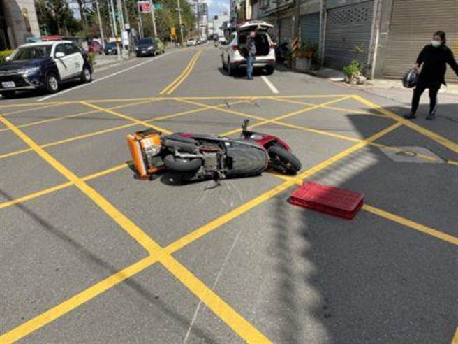 桃園一輛麵包車籃子掉滿地，導致機車騎士遭擊落慘摔。（翻攝照片／蔡明亘桃園傳真）