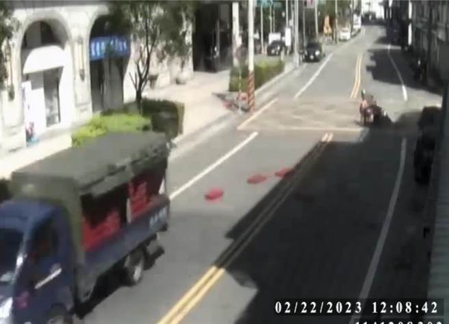 54歲黃姓男騎士閃避不及當場摔倒，身體多處擦挫傷，所幸無大礙。（翻攝照片／蔡明亘桃園傳真）