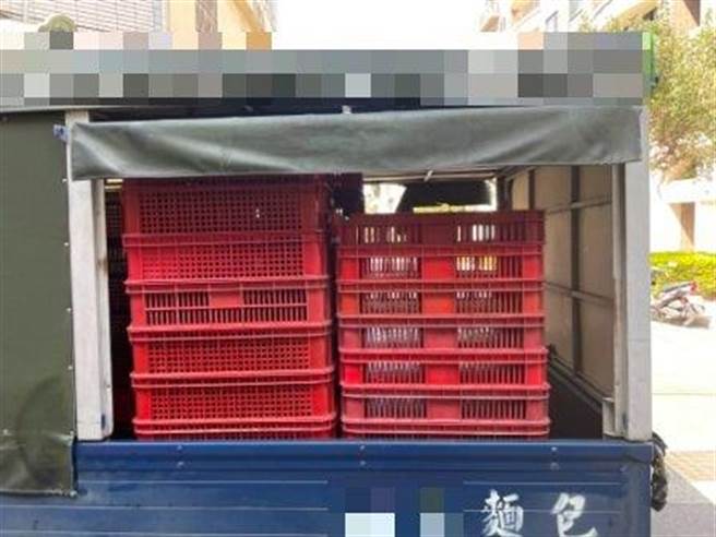 桃園一輛麵包車上的塑膠籃，疑遭強風吹落。（翻攝照片／蔡明亘桃園傳真）