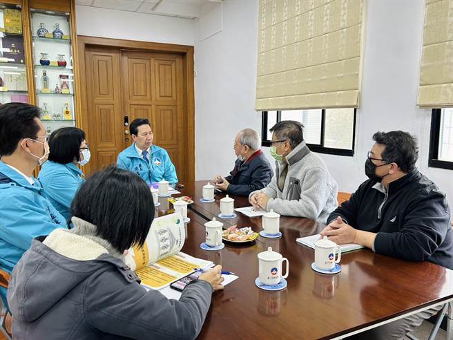 金门县长陈福海（中）与地区长照机构进行座谈，盼能整合资源，提升服务品质。（图／金门县政府提供）