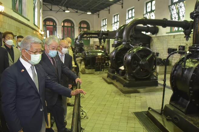 日本台湾友之会会长、东京都前八王子市市长黑须隆一率一行人共10位日本贵宾，23日来自来水博物馆参访。（北水处提供／张芷瑜台北传真）