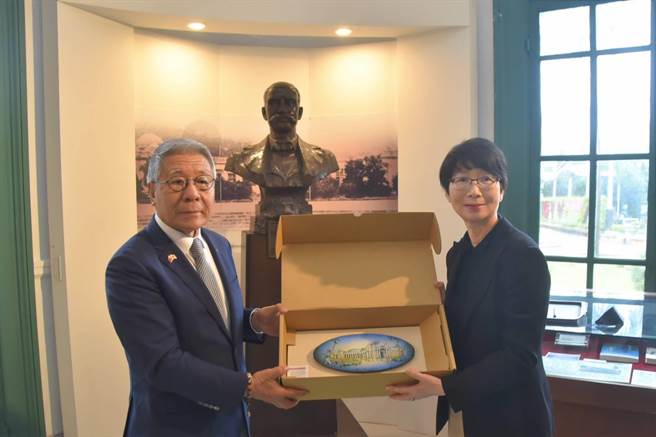 日本台湾友之会会长黑须隆一回赠礼品给北水处副处长张顺莉。（北水处提供／张芷瑜台北传真）