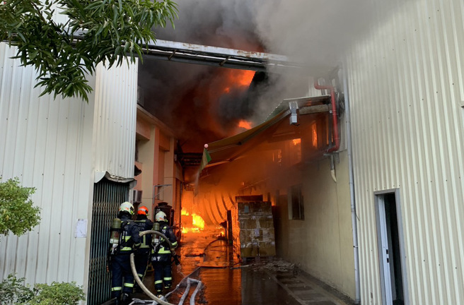 台中市霧峰區中正路1處工廠23日上午傳出火警，台中市消防局立即派遣霧峰、大里及仁化等分隊共30車83人前往搶救，目前請廠內人員先行疏散。（台中市消防局提供／潘虹恩台中傳真）