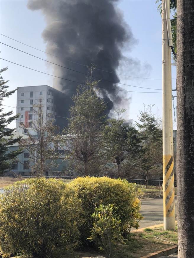 台中市霧峰區中正路1處工廠23日上午傳出火警，台中市消防局立即派遣霧峰、大里及仁化等分隊共30車83人前往搶救，目前請廠內人員先行疏散。（翻攝自「記者爆料網」）