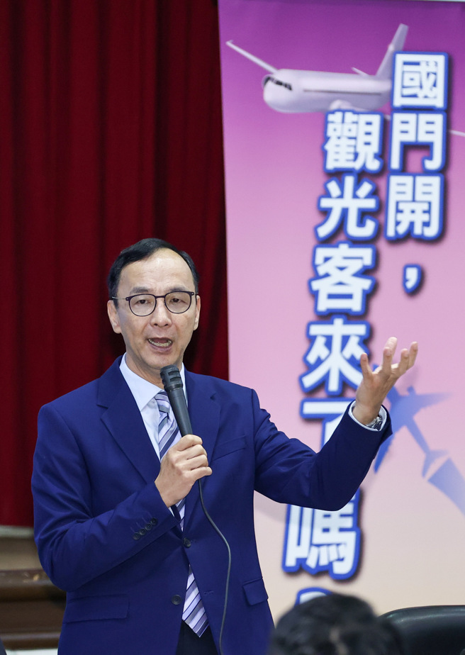 国家政策研究基金会23日召开【国门开，观光客来了吗？】记者会，国民党主席朱立伦（图中）与会表示，台湾应将硬、软实力结合，再加上观光业者的提升化为「智实力」，让台湾现在的危机变成转机。（罗永铭摄）