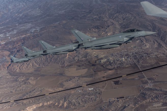 英國國防副大臣哈佩22日在一場外媒記者會上說，烏軍飛官將學習操作「颱風」戰機；隨著各國軍援加碼，可合理期待烏方擬於3月展開的反攻將成功達標。圖為颱風戰機本月上旬在美國內華達州參與美、英、澳洲聯合空中演習。（圖／路透）