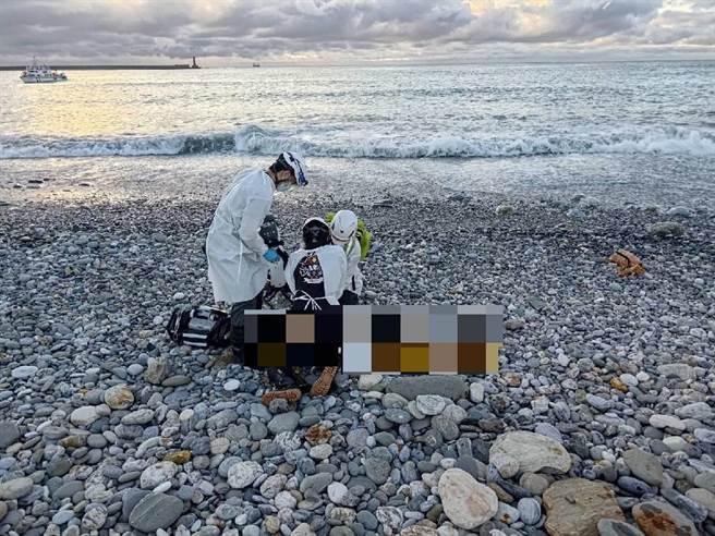 花莲北滨海边今清晨有女游客被浪卷走，现场救援。（海巡署提供）