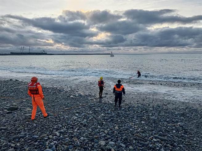 花莲北滨海边今清晨有女游客被浪卷走，救起时已无呼吸心跳。（海巡署提供）