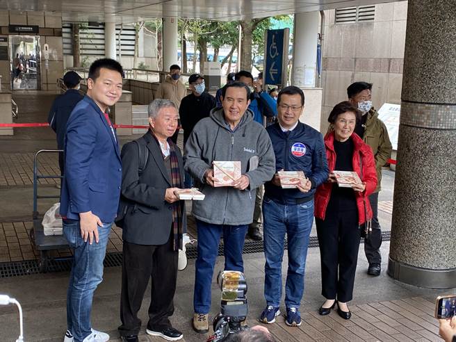 备战大安区立委的前台北市议员罗智强，今与前总统马英九、前卫生署长杨志良、台北市议员杨植斗等人前往台北车站送便当给街友、进行寒冬送暖活动。（张薷摄）