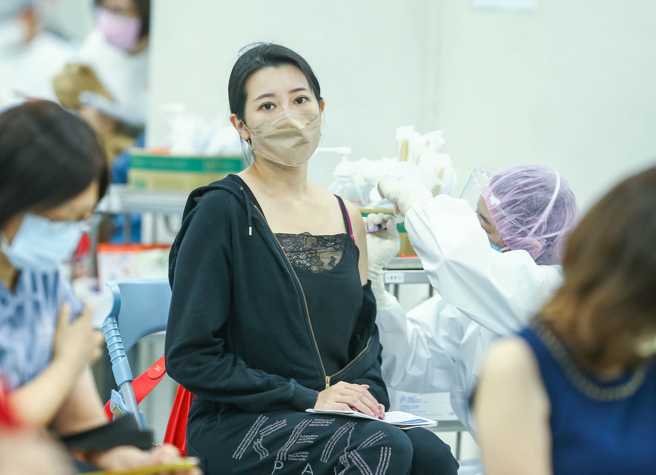 本土疫情尚未停歇，指挥中心拟推疫苗新制。图为民眾打疫苗的画面。（本报系资料照）