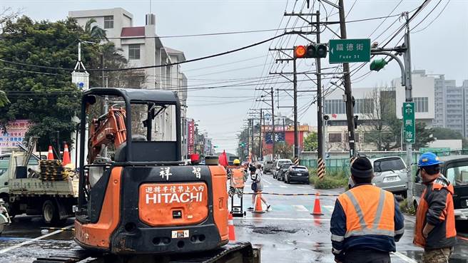 現場搶修中，預計下午4時前搶修完畢。（李家興提供／蔡明亘桃園傳真）