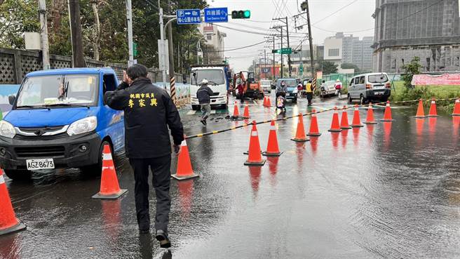 破管導致該路段人車都無法通行。（李家興提供／蔡明亘桃園傳真）