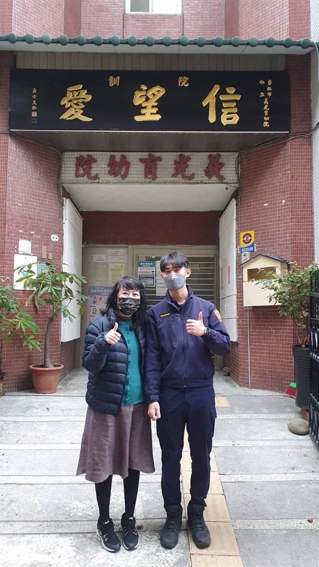 员警王威凯将因公受伤的和解金捐给育幼院。（警方提供）