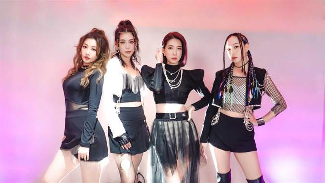 陶嫚曼（左起）、王思平、宋米秦、刘喆莹合组限定女团「MAMA PINK」，笑称是乘风破浪的妈妈。（我是凯文工作室提供）
